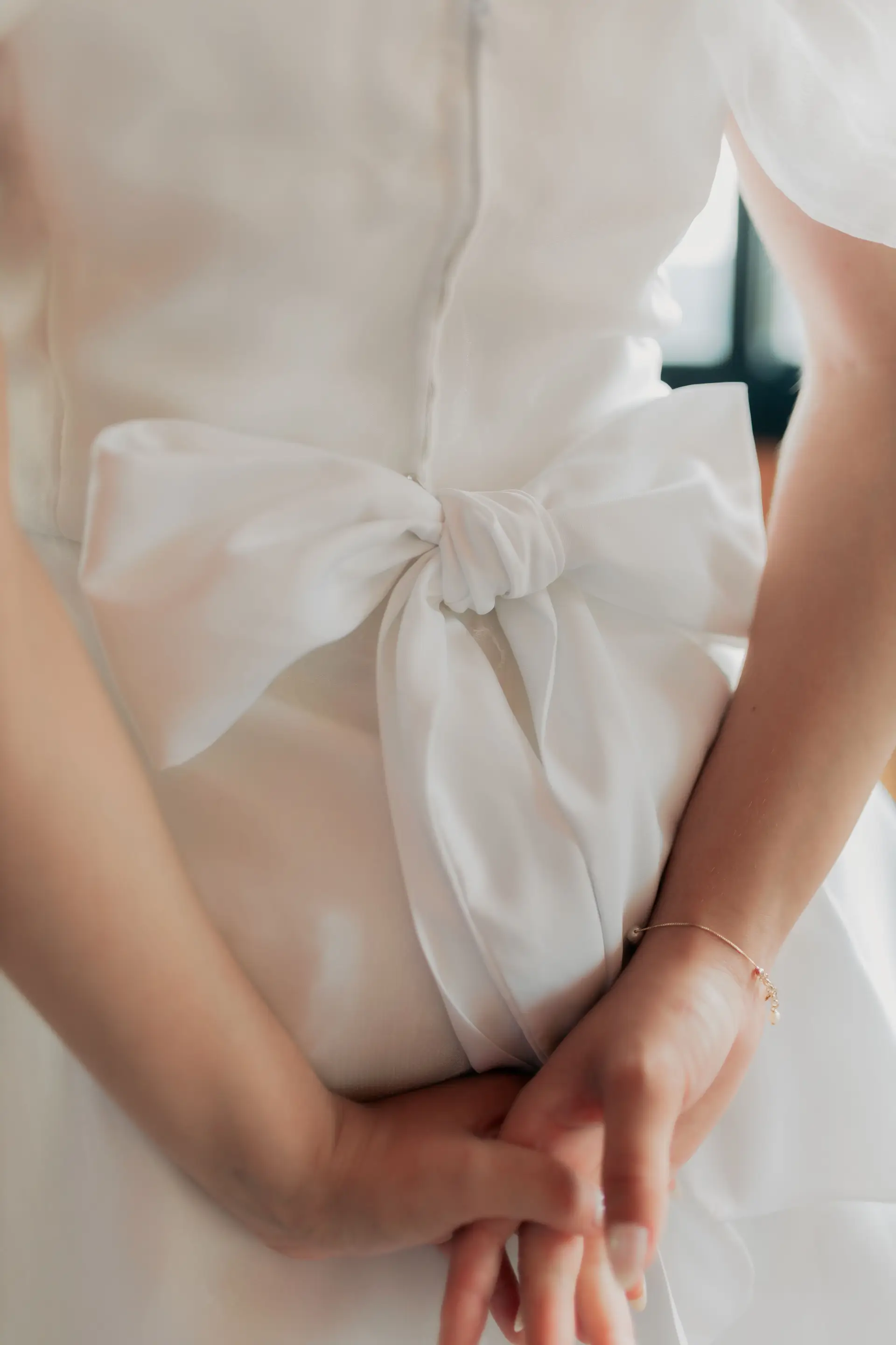 Detailaufnahme einer eleganten Schleife an einem Brautkleid