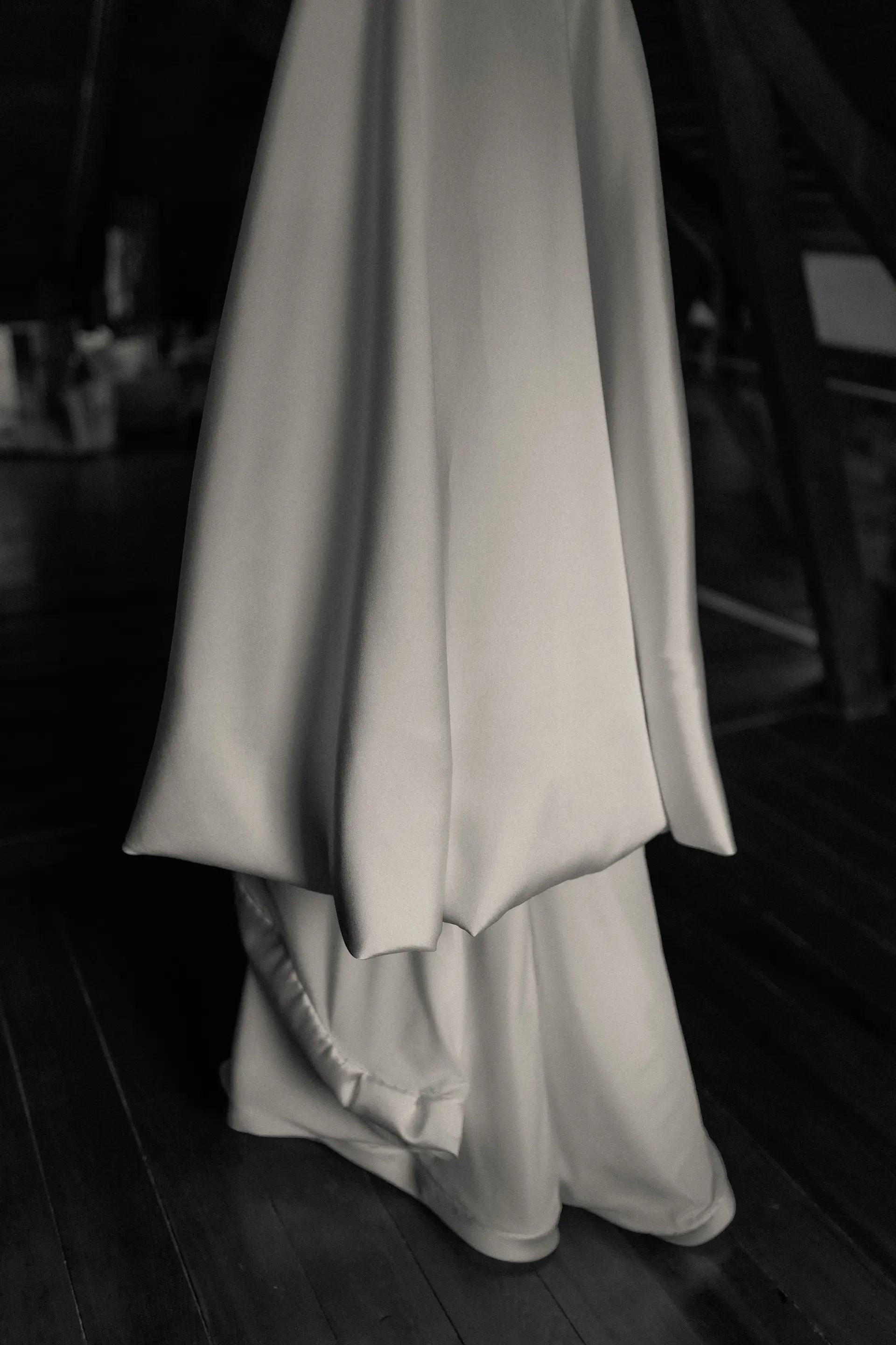 Detailaufnahme eines maßgefertigten Brautkleids mit fließenden Seidenstoffen im FeravessawhiteAtelier
