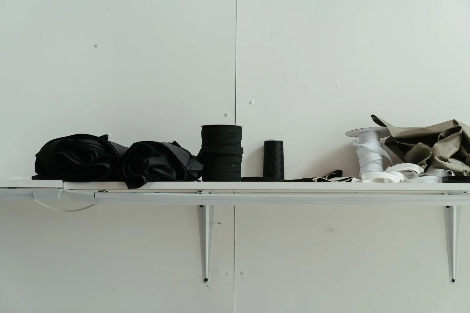 Das helle und minimalistische Interieur des Ateliers