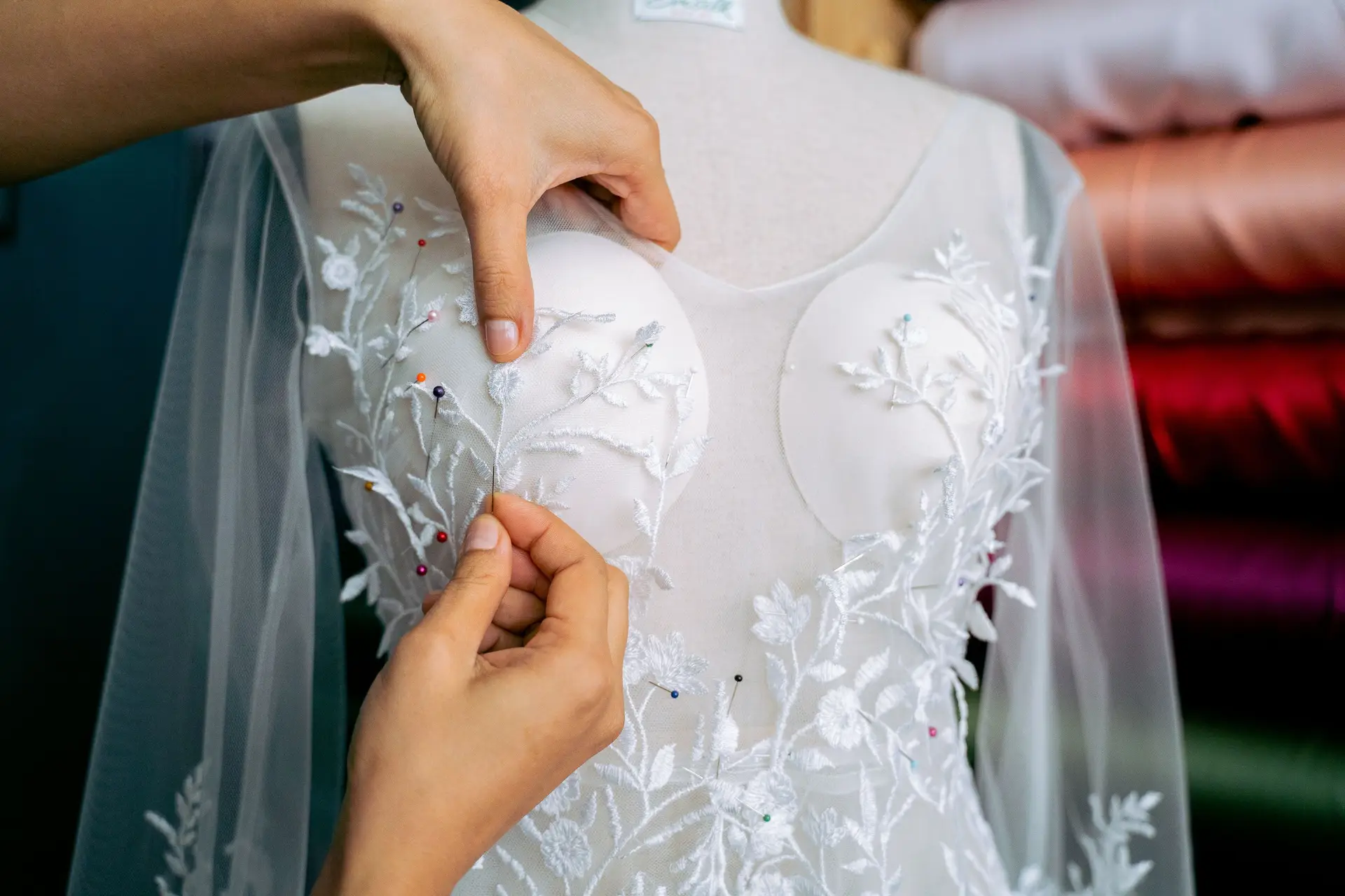 Handarbeit an feiner Spitze für ein maßgeschneidertes Kleid