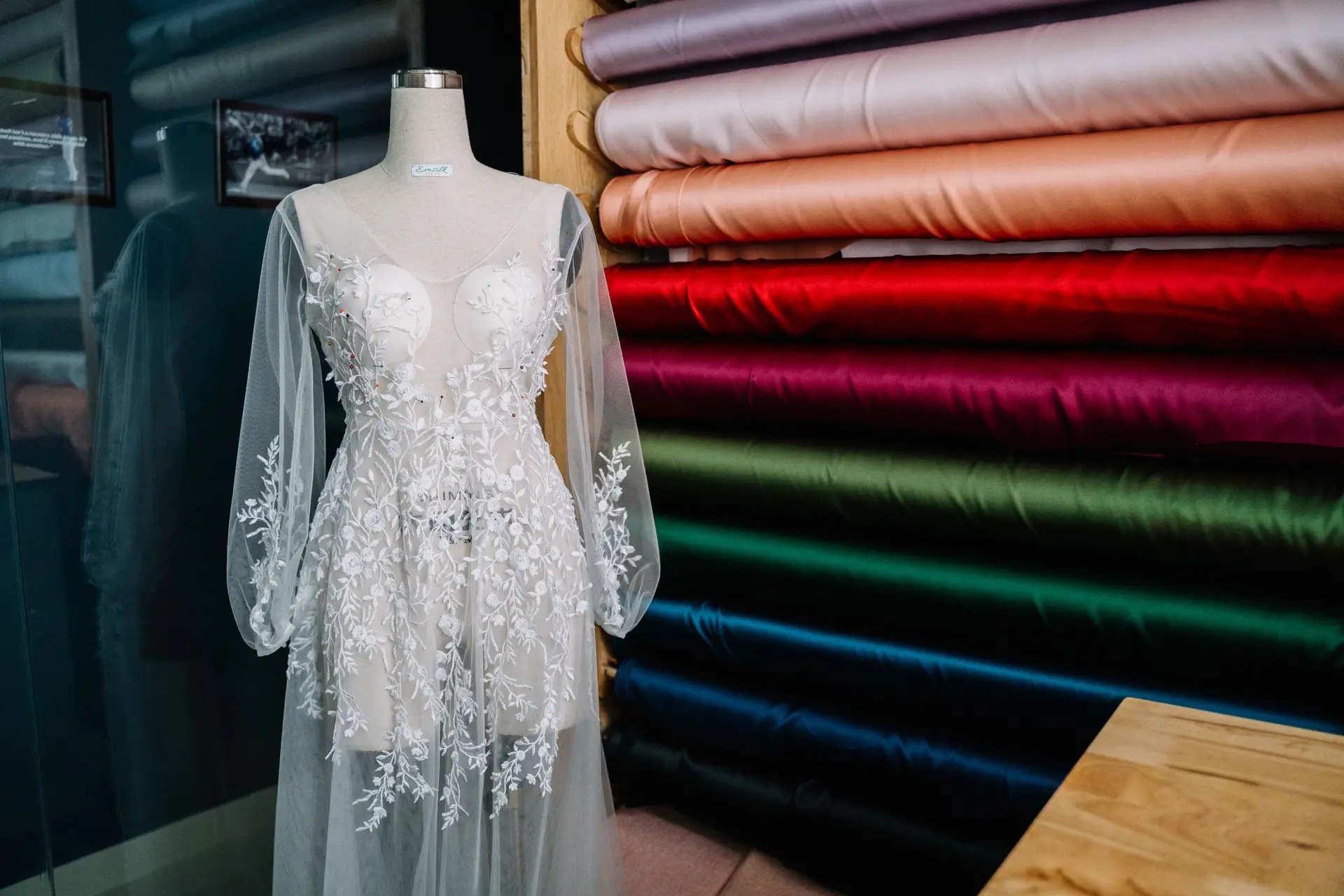 Besticktes Hochzeitskleid auf einer Schneiderpuppe im Atelier