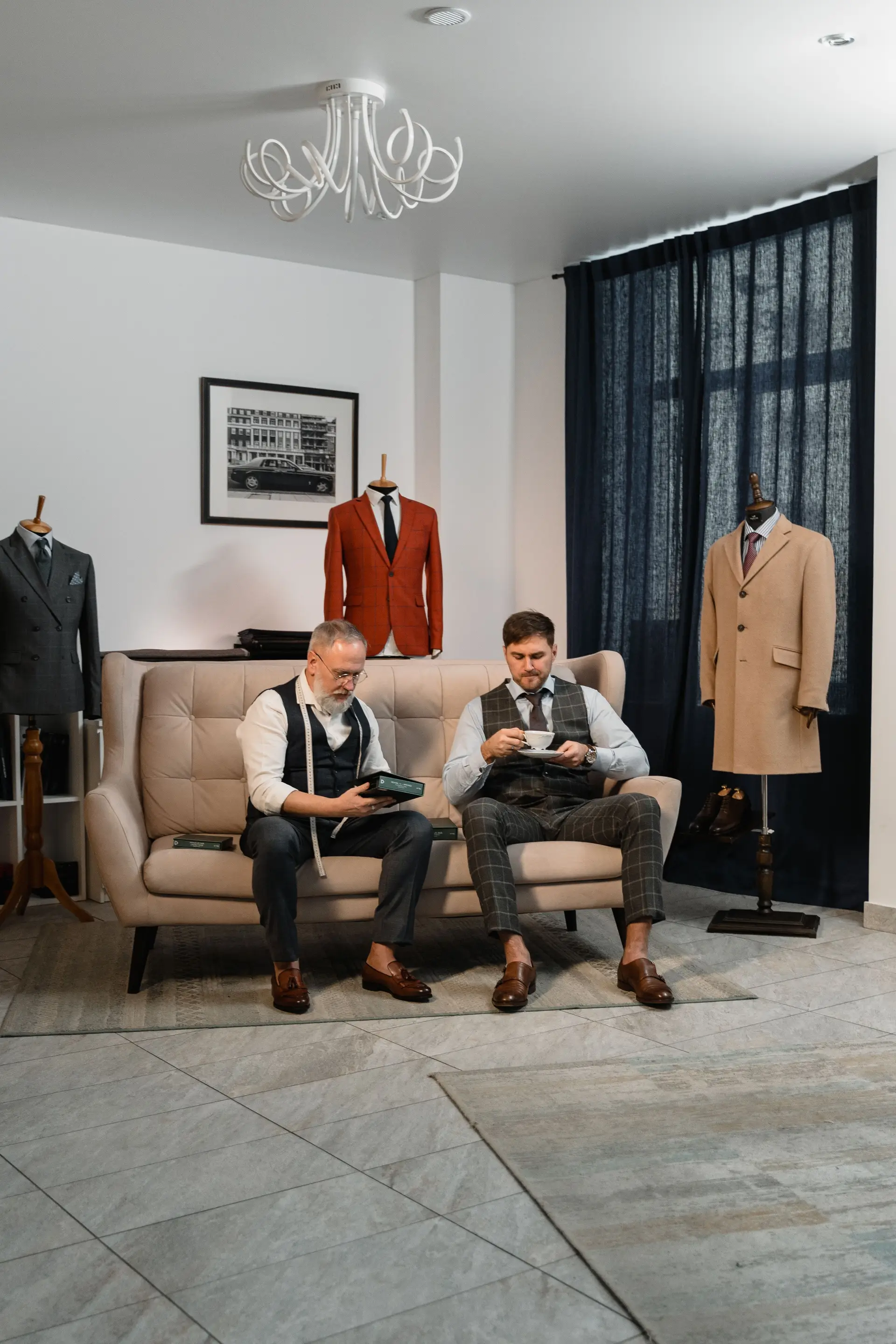 Blick in das FeravessawhiteAtelier mit eleganten Maßanfertigungen
