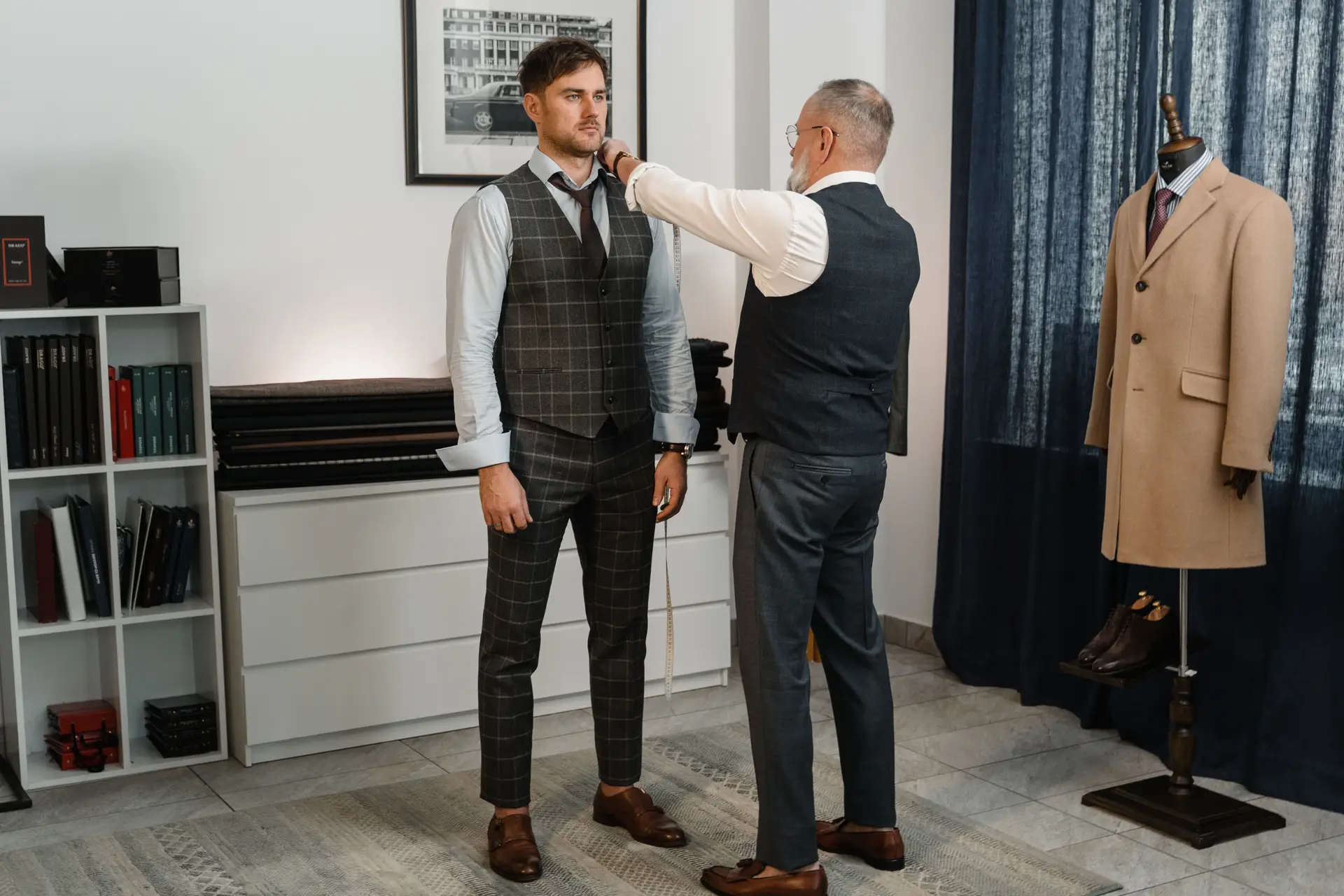 Detailaufnahme einer Anprobe im Atelier
