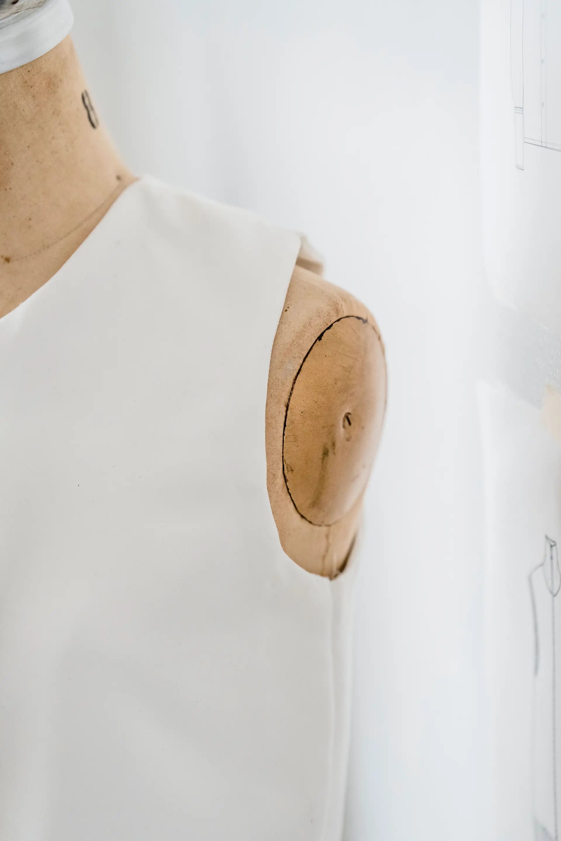 Kreative Skizzen und Entwürfe an der Atelierwand